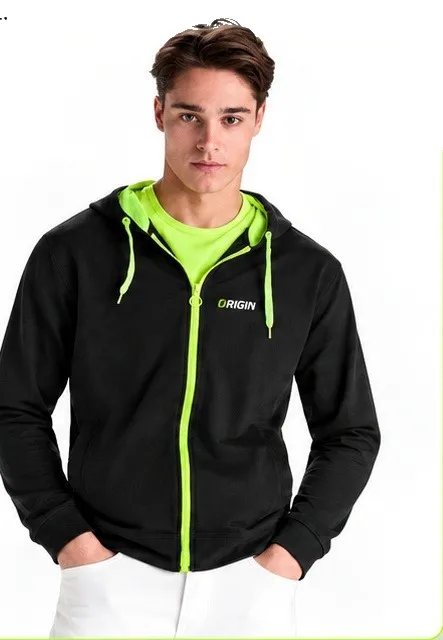 Model amb dessuadora Zip Origin negra i verd lima